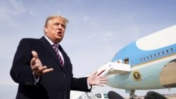 Predsednik Tramp razgovara sa reporterima pre ukrcavanja na predsednički avion Er Fors 1 u Merilendu, na putu za Kaliforniju.
