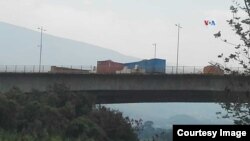 Migración Colombia señala que autoridades del lado venezolano, sobre el Puente de La Unidad, rellenan contenedores con recebo y arena.