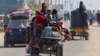 Palestinci putuju u kolicima koja vuku životinje dok bježe iz Rafe nakon što su izraelske snage pokrenule kopnenu i zračnu operaciju u istočnom dijelu grada u južnom pojasu Gaze 9. maja 2024. godine.