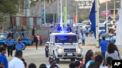 ARCHIVO - El presidente de Nicaragua, Daniel Ortega, a bordo de un vehículo durante a la ceremonia de inauguración de un paso elevado en Managua, Nicaragua, en marzo de 2019.