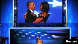 El presidente Barack Obama abraza a su esposa Michelle a la que agradeció por su discurso del martes.