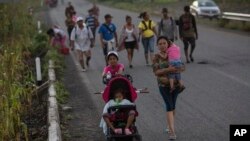 Central American migrants traveling with a caravan to the U.S. make their way to Pijijiapan, Mexico, Oct. 25, 2018. 