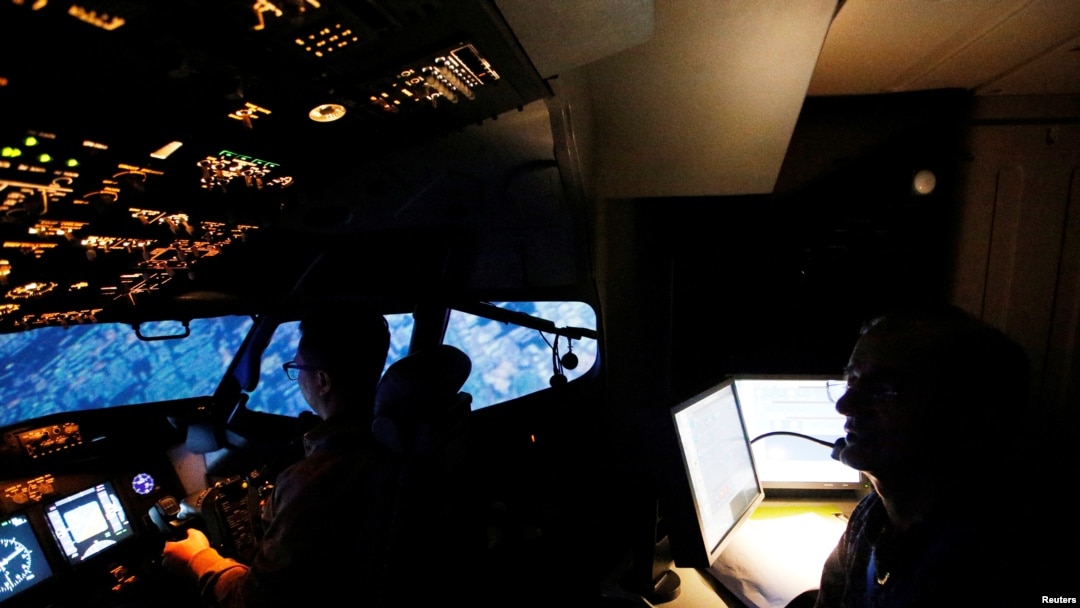 Seorang siswa Lion Air belajar menerbangkan pesawat dalam simulator Boeing 737-900ER di Angkasa Training Center, 2 November 2018