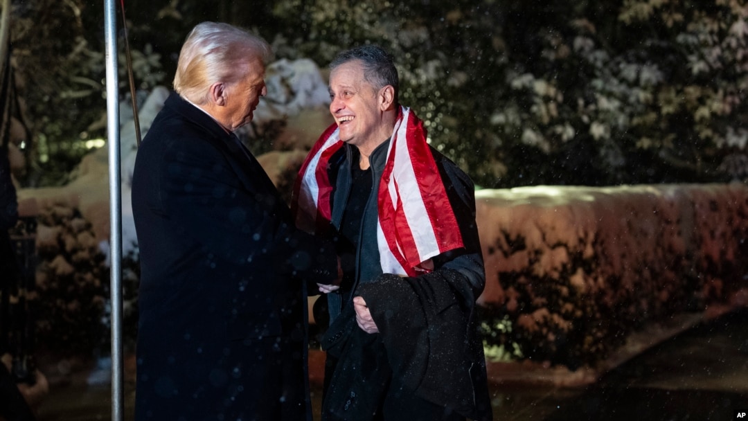 Tổng thống Donald Trump (trái) chào đón ông Marc Fogel tại Nhà Trắng, vào ngày 11 tháng 2 năm 2025.