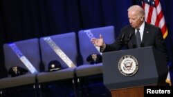 Wakil Presiden AS Joe Biden berbicara dalam upacara memorial untuk tiga polisi yang tewas di Baton Rouge, Louisiana (28/7). (Reuters/Jonathan Bachman)