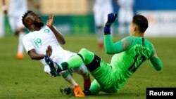 Pemain Yunani, Andreas Gianniotis beradu dengan pemain timnas Arab Saudi, Fawaz Al-Qarni dalam pertandingan persahabatan antara Arab Saudi dan Yunani di - Estadio de La Cartuja, Sevilla, Spanyol, 15 Mei 2018.