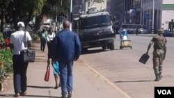 Amapholisa avimbe abakhubazekileyo ukuthi bengatshengiseli ezitaladini.