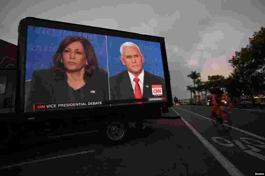 Un cami&#243;n digital retransmite el debate entre el vicepresidente de Estados Unidos, Mike Pence, y la candidata dem&#243;crata a la vicepresidencia, Kamala Harris, afuera de una taberna en San Diego, California, Estados Unidos, el 7 de octubre de 2020.