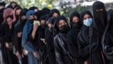 Sejumlah pelajar putri Afghanistan antre untuk mengikuti ujian masuk Universitas Kabul di Kabul, Afghanistan, 13 Oktober 2022. (Foto: Wakil Kohsar/AFP)