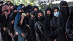 Sejumlah pelajar putri Afghanistan antre untuk mengikuti ujian masuk Universitas Kabul di Kabul, Afghanistan, 13 Oktober 2022. (Foto: Wakil Kohsar/AFP)