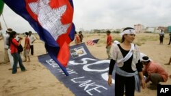 Seven families in at the site, in Boeung Kak 1 commune, Tuol Kork district, are embroiled in a land dispute with the Khun Sear Import & Export Company.
