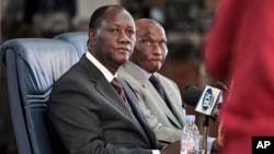Ivorian President Alassane Ouattara (L) and Senegalese counterpart Abdoulaye Wade listen to a question during a joint press conference in Dakar, May 13, 2011