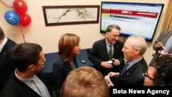 Ambasador SAD u Srbiji Majkl Kirbi razgovara sa zvanicama na postizbornom doručku koji je jutros priredio u svojoj rezidenciji u Beogradu. 