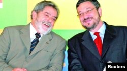 Antonio Palocci (derecha) a quien vemos en esta foto junto al expresidente brasielño Lula da Silva, fue sentenciado a 12 años de prisión.