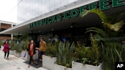 Pembukaan toko Starbucks yang pertama di Bogota, Kolombia Rabu (16/7). 