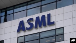 Trụ sở công ty sản xuất thiết bị làm chip hàng đầu ASML cho khách hàng Trung Quốc tại Vedhoven, Hà Lan (ảnh chụp ngày 30/1/2023). ASML nói các giới chức Mỹ, Hà Lan và Nhật tiến gần đến thỏa thuận hạn chế Trung Quốc tiếp cận công nghệ chế tạo chip cho máy vi tính.