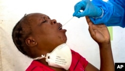 FILE: Kuhlolwa umuntu ocatshangelwa ukuthi ulimkhuhlane weCoronavirus COVID-19. (AP Photo/Themba Hadebe)