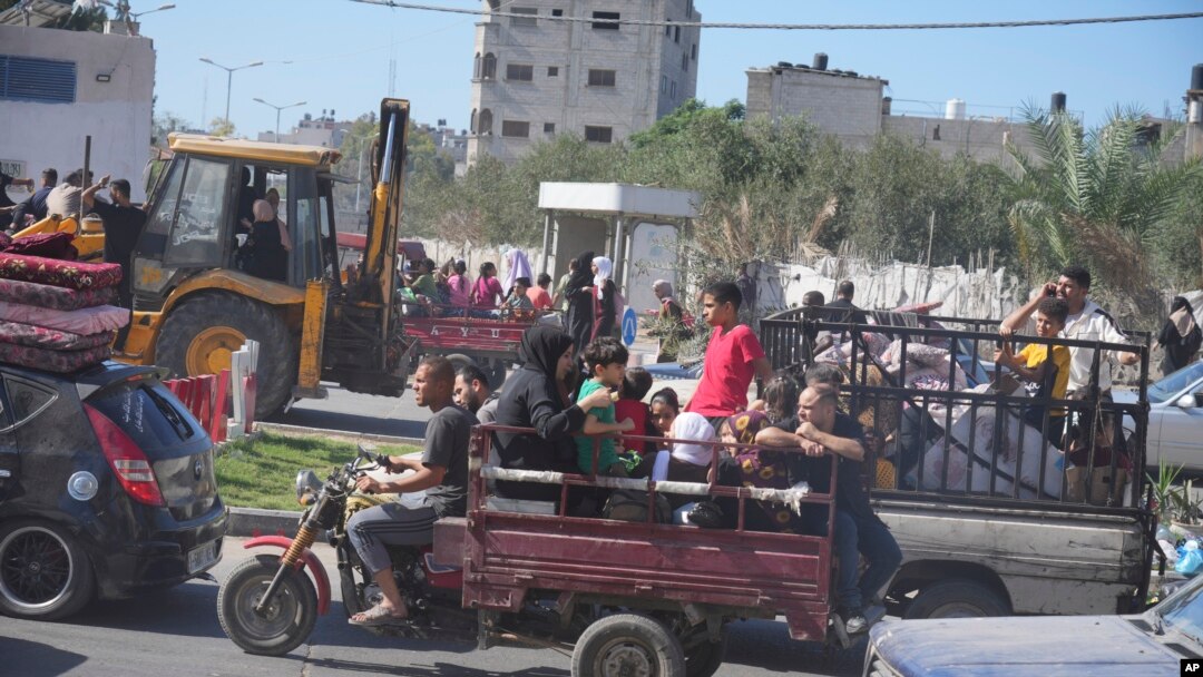 Palestinci bježe u južni pojas Gaze nakon što je izraelska vojska u petak, 13. oktobra 2023. izdala upozorenje o evakuaciji stanovništvu u sjevernoj Gazi i gradu Gazi da potraže utočište na jugu prije moguće izraelske kopnene invazije. (AP Photo/Hatem Moussa)
