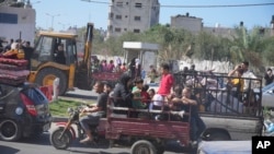 Palestinci bježe u južni pojas Gaze nakon što je izraelska vojska u petak, 13. oktobra 2023. izdala upozorenje o evakuaciji stanovništvu u sjevernoj Gazi i gradu Gazi da potraže utočište na jugu prije moguće izraelske kopnene invazije. (AP Photo/Hatem Moussa)
