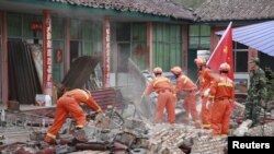 Vatrogasci rasčišćavaju ruševine u jednoj fabrici u kineskoj pokrajini Junan, koja je jutros bila pogođena snažnim zemljotresom