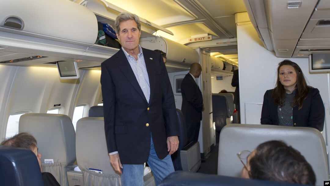 Menlu AS John Kerry berbicara kepada wartawan di atas pesawat sebelum terbang untuk memulai lawatan ke Timur Tengah dan Asia, Sabtu (6/4).