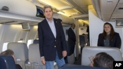 Menlu AS John Kerry berbicara kepada wartawan di atas pesawat sebelum terbang untuk memulai lawatan ke Timur Tengah dan Asia, Sabtu (6/4).