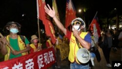 有人在佩洛西預備下榻的酒店外示威，反對她訪問台灣