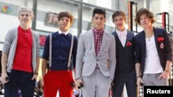 Miembros de la banda británico-irlandesa "One Direction" posan después de actuar en el "Today" show, de la cadena NBC.