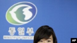 한국정부의 입장을 발표하는 이종주 통일부 부대변인