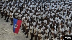 Elèv ayisyen nan lakou lekòl Akademi Pou lapè ak Lajistis k ap chante Imn Nasyonal peyi a nan vil Pòtoprens, 9 janvye 2012.