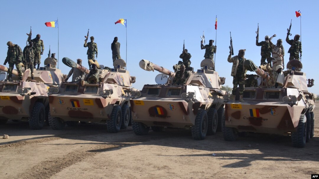 Tentara Chadian siaga di kota Gamboru, Nigeria (1/2). Bentrokan dengan militan Boko Haram menewaskan sedikitnya 13 tentara Chad.