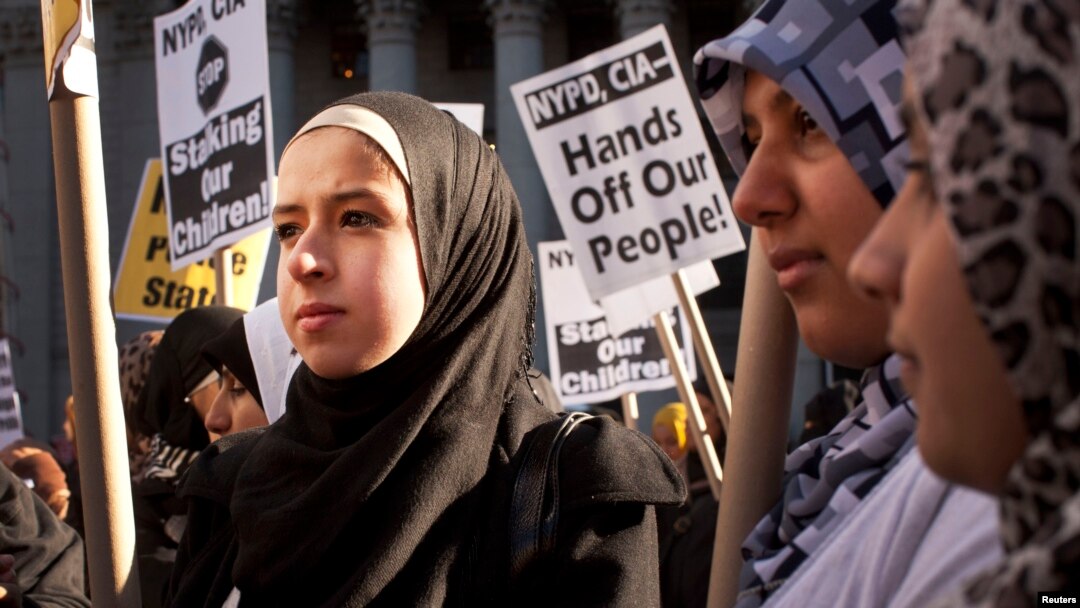 Para perempuan Muslim memprotes perlakuan kasar yang dilaporkan dilakukan oleh polisi New York. (Foto: Dok)