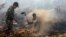 Warga desa dan anggota TNI berusaha memadamkan kebakaran hutan dan lahan di Rimbo Panjang, provinsi Riau, Minggu (6/9). Asap tebal akibat pembakaran lahan dan hutan di Pulau Sumatera dan Kalimantan semakin parah minggu ini. 