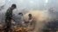 Warga desa dan petugas militer berupaya memadamkan kebakaran hutan di Rimbo Panjang, provinsi Riau, 6 September 2015 (Foto: dok).