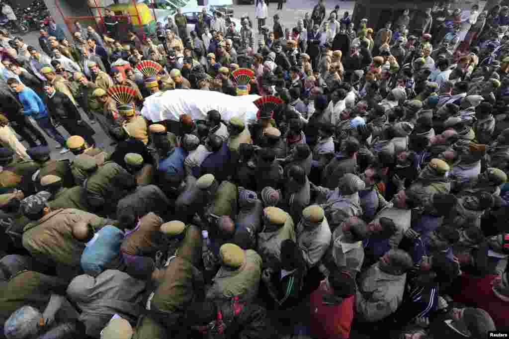 Policemen and relatives carry the body of Subhash Tomar, a policeman, during his funeral in New Delhi December 25, 2012. Tomar on Tuesday died in a hospital after he was injured during a protest over a gang rape in New Delhi, local media reported. Indian 