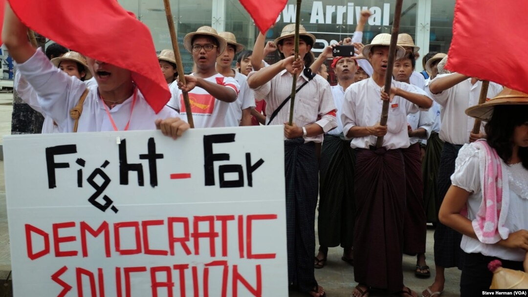 Para mahasiswa Myanmar memprotes undang-undang yang menurut mereka tidak akan meningkatkan standar-standar pendidikan, membatasi otonomi lokal lembaga pendidikan dan mencegah pengakuan resmi atas organisasi mahasiswa.