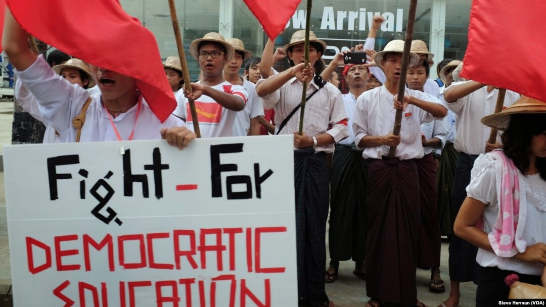 Para mahasiswa Myanmar memprotes undang-undang pendidikan nasional dalam aksi di Rangoon (17/11).