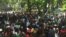 Người dân Zimbabwe biểu tình chống Tống thống Robert Mugabe. 