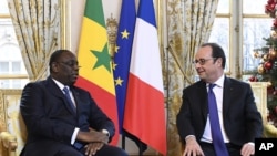 Le président français François Hollande, à droite, reçoit son homologue sénégalais Macky Sall au palais de l'Élysée à Paris, France, 20 décembre 2016. 