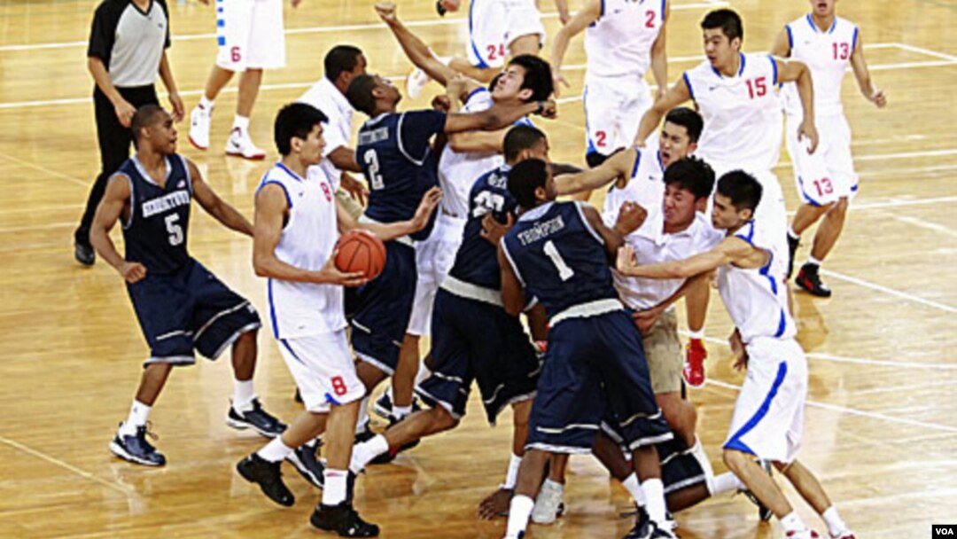 Para pemain Universitas Georgetown dan Bayi Rockets berkelahi dalam pertandingan persahabatan di Arena Basket Olimpiade Beijing, Kamis (18/8). Sehari kemudian kedua tim berdamai di bandara Beijing.