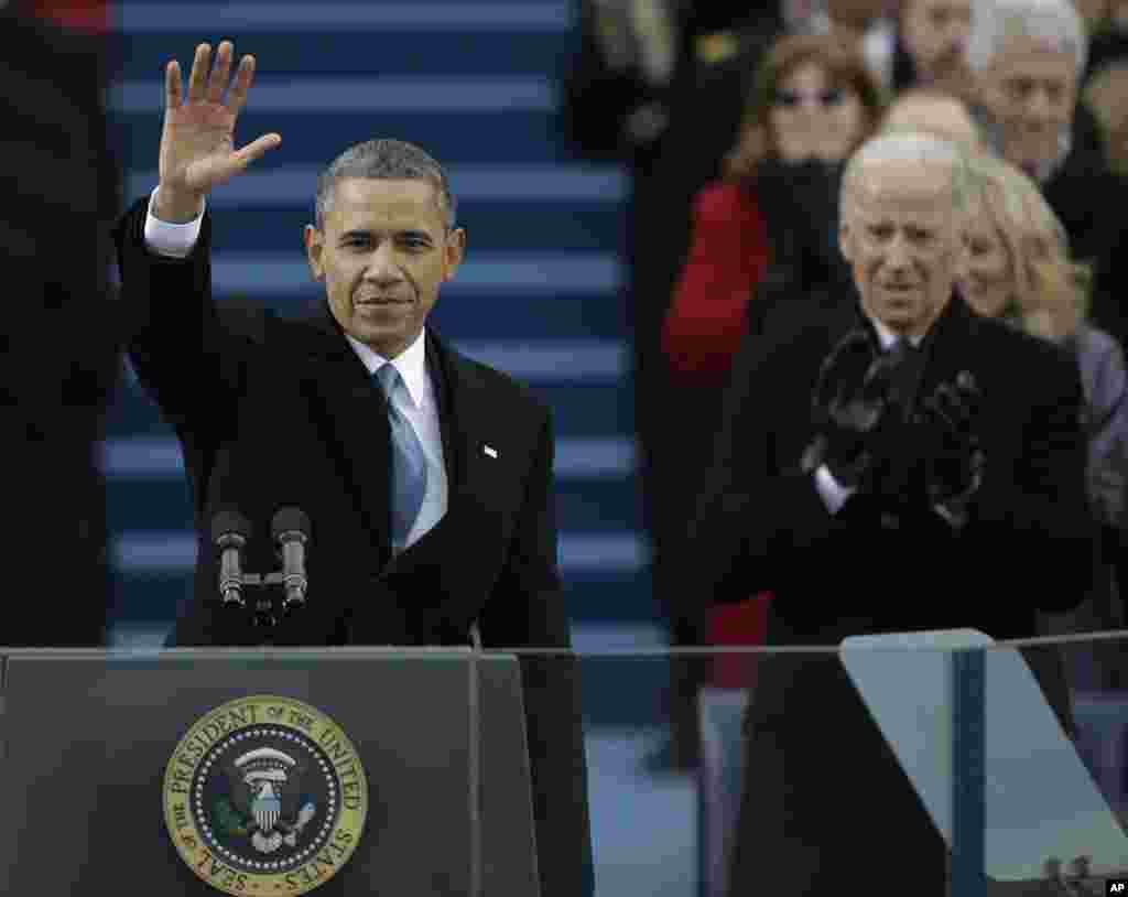 باراک اوباما، سوگند ریاست جمهوری و جو بایدن سوگند در مقام معاون رئیس جمهوری آمریکا سوگند یاد کردند.&nbsp;