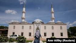 Seorang perempuan Muslim pergi ke masjid untuk menghadiri shalat Jumat pertama selama bulan Ramadhan di Diyanet Center of America di Lanham, Maryland, AS, 10 Mei 2019. (Foto: REUTERS/Amr Alfiky)