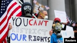 Učesnici protesta protiv restriktivnih mera u državi Vašington, 19. april 2020. (Foto: Reuters/Lindsey Wasson)