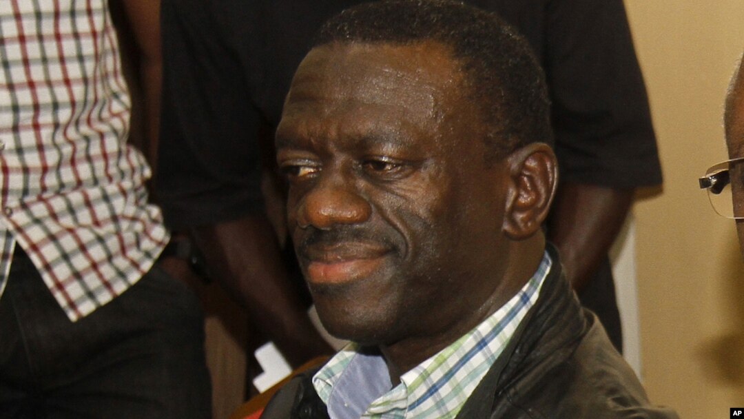 Lãnh tụ đối lập chính Kizza Besigye (trong hình) cáo buộc Tổng thống Yoweri Museveni kích động bạo lực chống lại những người đối lập.