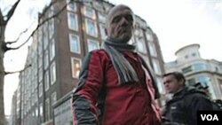 Los partidarios de Assange, manifiestan frente a la corte en Londres.