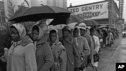 지난 1965년 2월 미국 앨라배마주 셀마에서 흑인 주민들이 유권자 등록을 하기 위해 줄 서 있다.