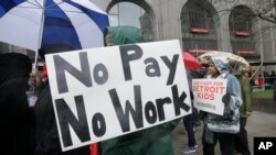 Los maestros en Detroit, Michigan, realizan un segundo día de paro el martes, 3 de mayo de 2016, por reclamos salariales.