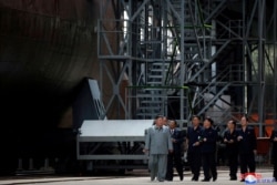 북한은 지난해 7월 김정은 국무위원장의 신형 잠수함 건조 시설 방문을 공개했다.