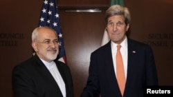 Menteri Luar Negeri Amerika Serikat John Kerry bersama Menteri Luar Negeri Iran Mohamad Javad Zarif di New York (19/4). (Reuters/Brendan McDermid)