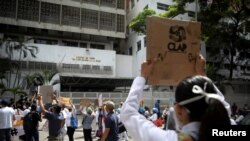 Trabajadores de la salud protestan por bajos salarios en Caracas, Venezuela el 29 de octubre de 2020.